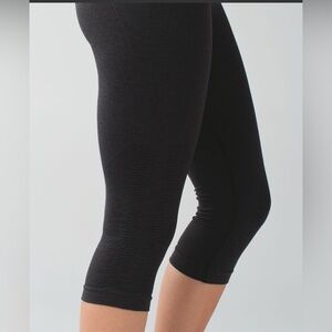 Lululemon In the Flow Crop Leggings in Heathered Black
Size 2
